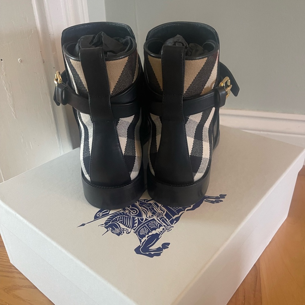 Burberry Boots Size 9 new, never worn - Picture 4 of 10